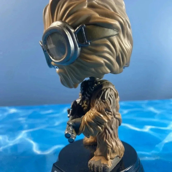 Star Wars - Chewbacca w/ Goggles & Bowcaster Funko Pop! Bobble head #239 - Picture 8 of 8